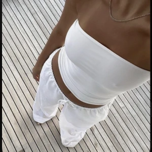 Linnebyxor - Jättefina Lågmidjade linnebyxor från Hm💕 säljer då jag köpt ett par nya och då inte används, tycker de är lite korta för mig som är runt 170 . Storlek M men passar mig som brukar ha S (3dje bilden = egen) skriv för fler egna💓