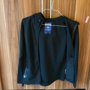 Svea kofta  - En träningskofta i storlek medium men känns mer som small. Har använt den en till två gånger men är gott som ny🤍