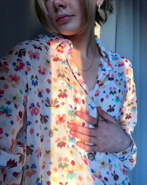 Mönstrad skjorta - Fin mönstrad skjorta från only i strlk S. Kommer med ett ”innerlinne” som visat på sista bilden. Aldrig använd!💕