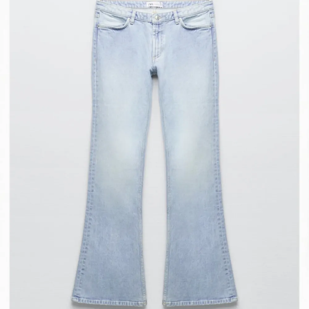 Slutsålda lågmidjade jeans från zara i ljusblå färg. De är i storlek 36 och bra skick. Jag har sytt upp dem för dem var för långa så om du är 160 cm kommer dessa sitta perfekt i längden säljer på grund av att de blivit för stora. Något slitna vid hälen.. Jeans & Byxor.