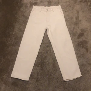 Weekday Galaxy Vita  - Ett par sköna byxor med perfekt passform. Perfekt längd för personer 180-189. Perfekta till sommaren!