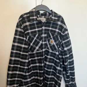 Carhartt Skjorta - En knappt använd grön Carhartt skjorta köpt 2021