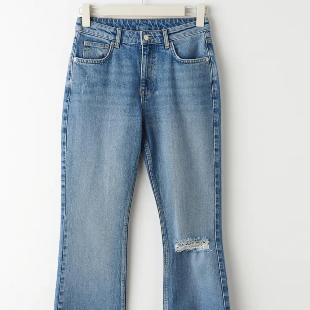 Jätte fina jeans från Gina tricot. Köpta här på Plick men säljer de pga att de var för små. De är i storlek 42 men skulle mer säga att de är en 38-40. Köparen står för frakt💗. Jeans & Byxor.