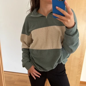 Mönstrad halv zip tröja - Halv zip tröja där färgen är grön och beige. Jätte skönt material och i storlek M. Väldigt unikt mönster!!!💗💗💗