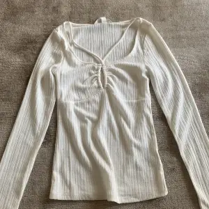 Säljer denna snygga tröjan från H&M, jätte bra till sommaren och är helt oanvänd!💗💗 lappen är kvar