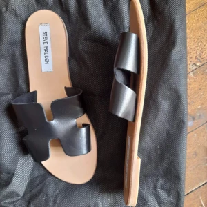Steve Madden  - Äkta steve madden sandaler i väldigt fint skick, inga slitningar i lädret eller i skon (pris går att diskutera)