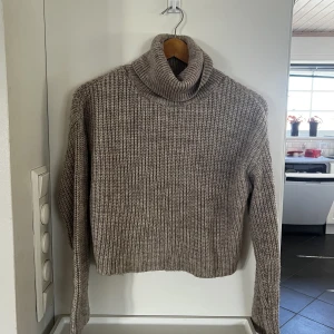 Tjocktröja - Stickad Tjocktröja med polokrage från Hanna Schönbers kollektion med nakd! Skön i materialet.