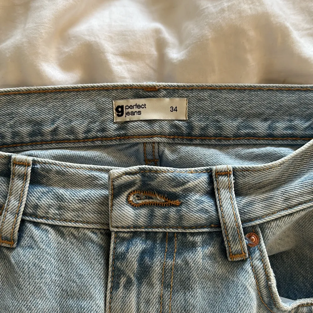 Säljer mina mid waist jeans från GrinaTricot i storlek 34. Fint skick! Säljes billigt då jag vill bli av med dom! (Nypris 500kr)💕. Jeans & Byxor.