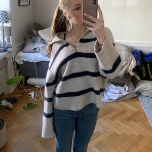 Stickad tröja - Sjukt härlig stickad tröja med mörkblå ränder 😍 Har en zipup som man kan ha på flera olika sätt. Passar mig perfekt som normalt sätt är en S. Kan mötas i sthlm 🥰 