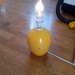 Retrolampa med gul fot och mäter med glödlampa 33 cm stor . - Retrolampa med gul fot och mäter med glödlampa 33 cm stor .hämtas i Skene alt skickas .
