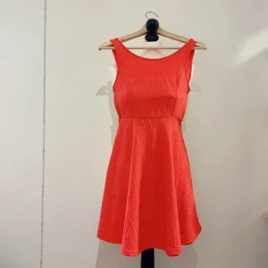 Klänning  - Nyskick!! Knälång sommarklänning i neonrosa perfekt till sommaren!