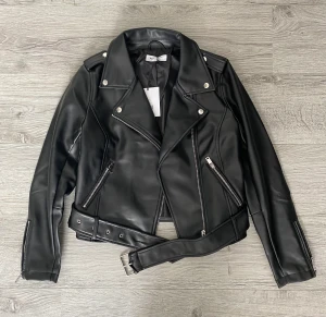 Jacka - Helt ny PU Leather Biker Jacket från NELLY som aldrig kommit till användning för mig. Slut såld på hemsidan just nu. Skriv jätte gärna om du undrar något!