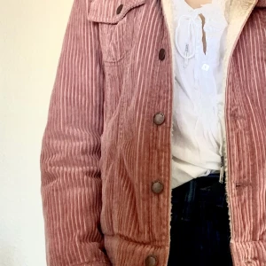 Rosa manchesterjacka Zara - En söt manchesterjacka från Zara kids i strl 152cm men funkar för mig som är 160cm. Piléfoder på insidan och bra skick, perfekt till våren! 