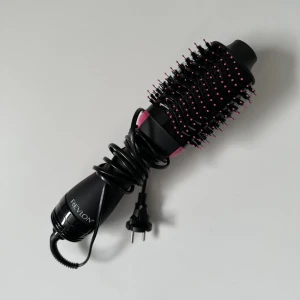 REVLON varmluftsborste Orginal - Revlon Orginal One-Step Volumiser, oval design❣️Superbra varmluftsborste som fungerar i torrt och vått hår! Använd några gånger men inga skavanker och fungerar utmärkt! Kommer inte till användning längre :))