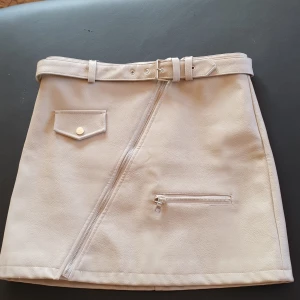 Kjol - En läder kjol i storlek M men skulle säga att den är som en S. Kan inte visa den på då den inte passar mig. Ordinarie pris 799kr