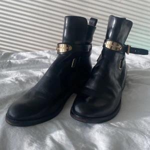 Michael kors boots - Jag vill sälja mina väldigt fina Michael kors boots som är helt svarta med ett fint guld märke på skon med lite sådana detaljer. Den är storlek 37 jag vill sälja all mina skor som man kan se på min profil så gå och ta en tit 