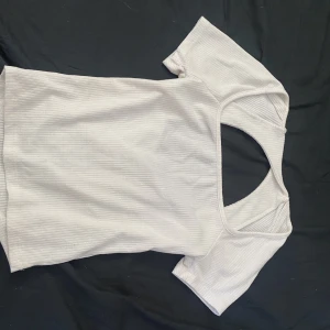 Tröja  - En söt topp från Gina som är köpt i somras men köpte två st så vill sälja denna knappt använd eftersom jag köpte två 