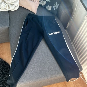 Palm angels byxor - Ett par PALM angels byxor som nja nu säljer för har tröttnat på dem. Pris diskuteras när någon ät inreseerad 