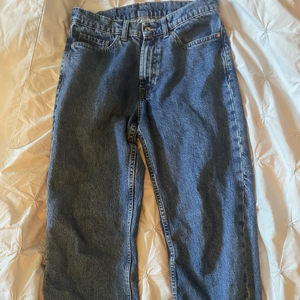 Köpte i somras, använda men inga defekter förutom lite slitna vid skorna, midjemått 36 cm, innerben 75 cm. Skriv för fler bilder. Nypris 499kr. Jeans & Byxor.