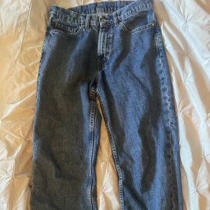 Baggy jeans  - Köpte i somras, använda men inga defekter förutom lite slitna vid skorna, midjemått 36 cm, innerben 75 cm. Skriv för fler bilder. Nypris 499kr