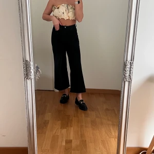 Jeans - 3 FÖR 2 PÅ ALLT UNDER 200kr.   Jeans från H&M i kortare modell, väldigt fint skick. 