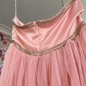 Så fin härlig rosa klänning, bäst på fest 💃helt oanvänd 