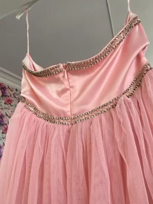 Balklänning  - Så fin härlig rosa klänning, bäst på fest 💃helt oanvänd 