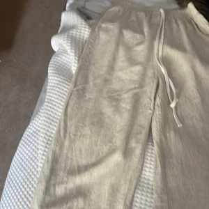 Linne byxor  - Säljer mina linne byxor är förkorta på mig inte använt många gånger för de var förkorta som sagt kontakta mig om du är intresserad eller för fler bilder