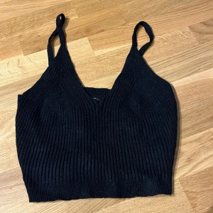 Stickat linne - Strl 36. Fråga ej om bilder, vill bara få sålt direkt. Stickat linne 