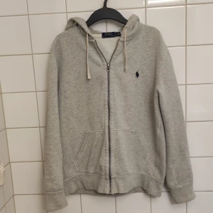 Grå Ralph Lauren hoodie strl L  - Orginal priset var 1800 och har haft den i ca 6 månader. Den är i 9/10 skick. Ställ gärna fler frågor om ni har. 