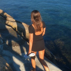 Klänning öppen rygg - Klänning från Bik Bok med öppen rygg. Enkel att klä upp eller ner. Så skönt ribbat material. Stl  XS, men passar lätt S också då den är stretchig 🤍