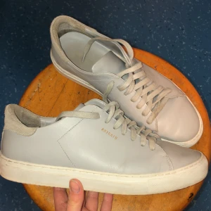 Axel Arigato skor - Det är ett par fina Axel Arigato skor i ett fint skick med en chill färg. Skorna är köpta för 2249kr. Dem är lite creased men inte något man tänker på så mycket💯🔥