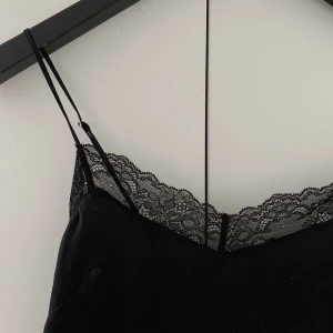 Nattlinne/spetsklänning - Nattlinne/spetsklännikg köpt secondhand men aldrig använd av mig pga för liten. 