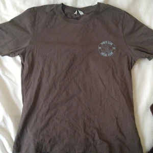 Cubus t-shirt  - Fin t-shirt fråb Cubus, aldrig använd och står Social Sportsclub på, är i en varm grå och babyblå 🐚💕