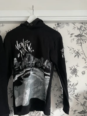 Hm hoodie - Hej, jag säljer en väldigt bra använd hoodie från hm