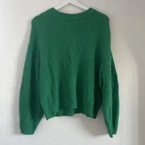 Säljer denna superfina gröna stickade tröja från pull&bear då den inte kommer till användning. Knappt använd så bra skick. Köparen står för frakten:)