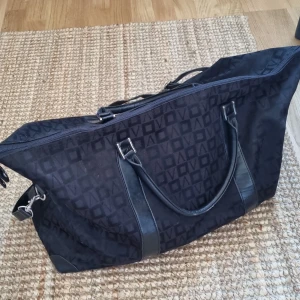 Väska - Välanvänd, men fint skick. Stor och rymlig med handtag och axelrem. 