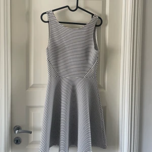 Klänning  - Klänning från H&M, aldrig använd🤍 st 38 men mindre i storleken