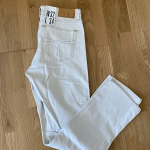 Tiger jeans Herr - Ljusa jeans från Tiger of Sweden i strl 32/34. Helt oanvända med lapparna kvar. Model Reck, relaxed fit straight leg. 