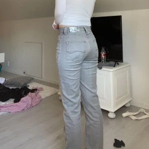 Lågmidjade jeans - Lågmidjad vintage jeans i stl 34🫶🏼 skulle säga att midjan motsvarar W25 och längden L32