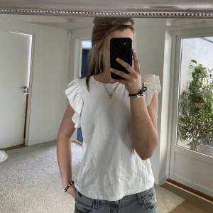 Wow - Så fin topp från Zara. Man kan välja om man vill ha den med utskärning på axlarna eller som ett linne 💕