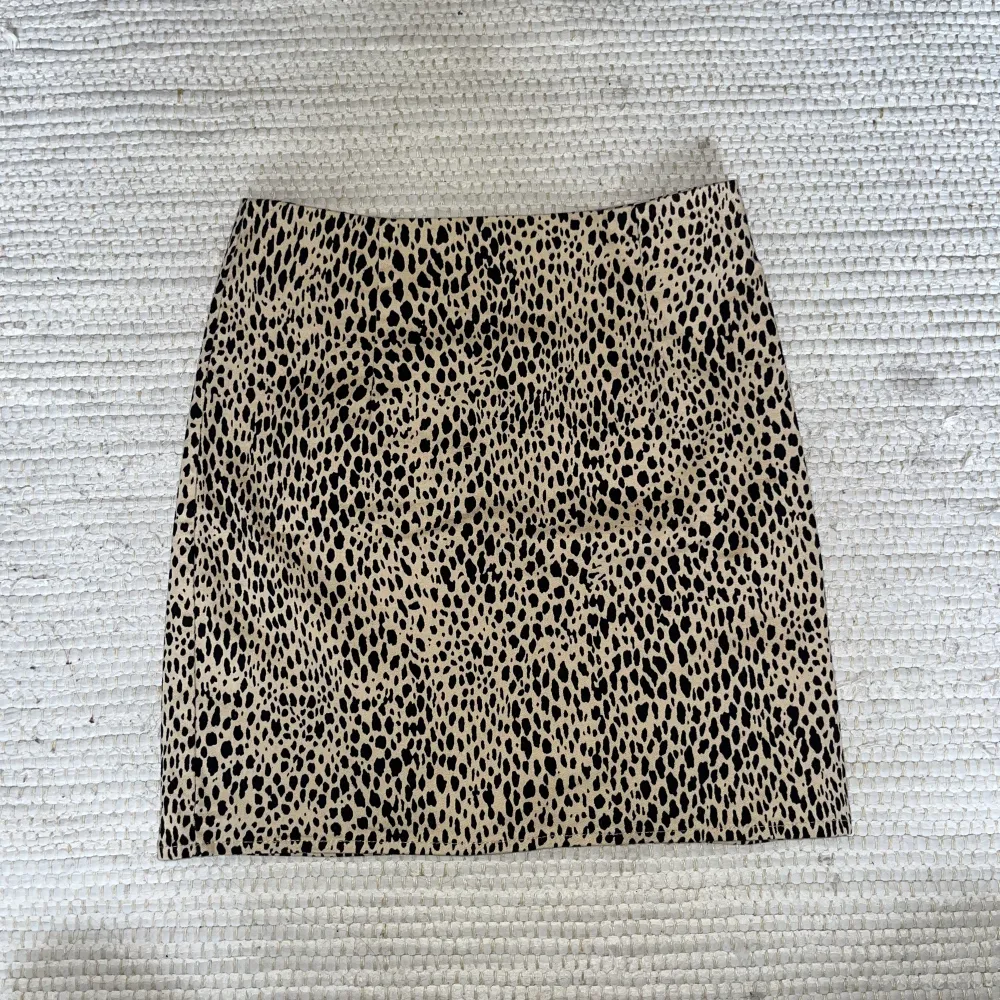 Mönstrad kjol från Brandy Melville! One size men stretchig skulle säga att den passar från XS till M. Kjolar.