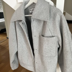 Kort kappa - En kort kappa från na-kd. Säljer då den ej används längre💞bra skick. Köparen betalar frakt