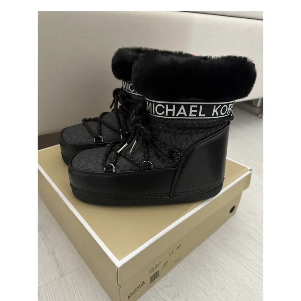 Snow boots by Michael Kors  Bought for 3500kr  Worn only once  Size 38 but fits 39 as well. Skor.