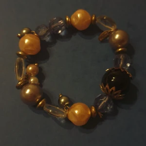 Spiral  - Ett spralligt armband som är mycket vackert med sina olika färger och unika stil. Passar jätterbra med en basic outfit då den ger det där lilla extra med sin sprallighet.