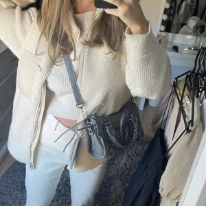 Balenciaga liknande väska - Säljer nu min Balenciaga likande väska då den inte kommer till användning längre, pris kan diskuteras 🫶🏻