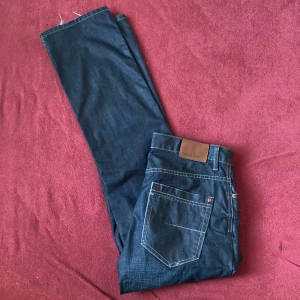 Lågmidjade jeans - Lågmidjade relativt baggy jeans⚡️ Midjemått: 82 cm || Innerbenslängd: 85cm