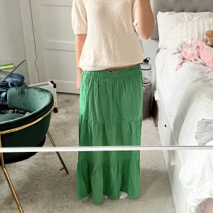 Långkjol!  - Snygg långkjol i en grön färg som kommer vara så snygg när man är brun❤️