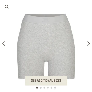 Skims boyfriend boxers  - Säljer dessa snygga boxers från skims i storlek S då jag beställde hem s men de är för stora för mig! Så aldrig använda 