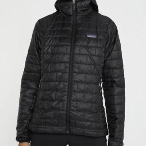 Patagonia Jacka  - Jag säljer denna jätte fina Patagonia Jacka i Storlek XS för 200 kr. Jackan är i bra skick och köparen står för frakt.